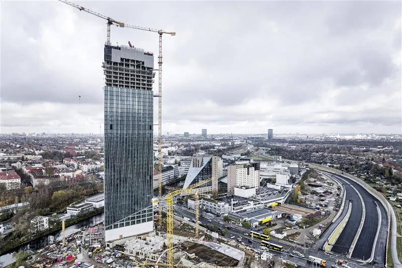 Zeppelin-OGB-25-Rental-Auftragserfolge-Estrel_Tower_Vogelperspektivec-Arne-Nagel